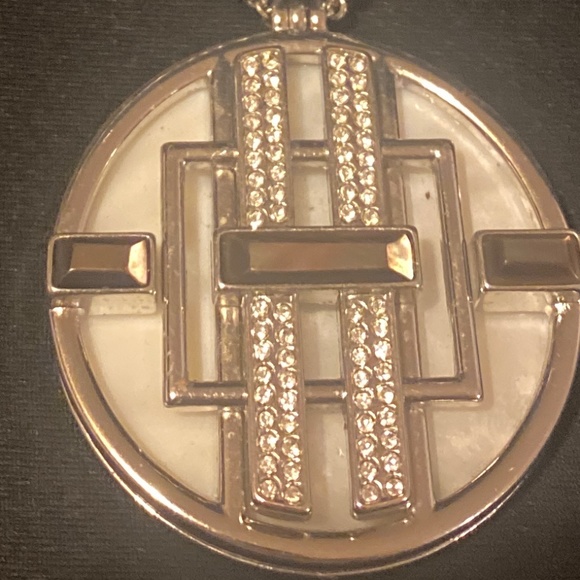 WHITE HOUSE BLACK MARKET PENDANT - Picture 3 of 7